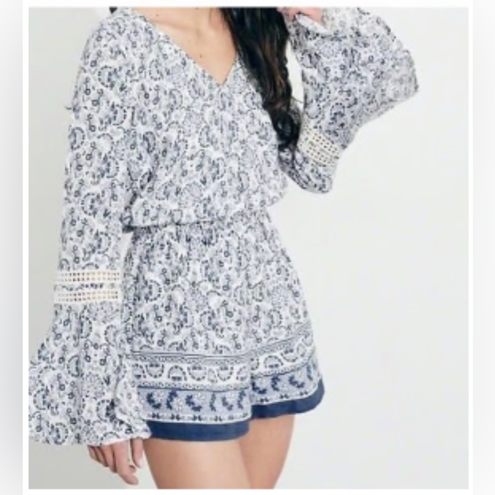 Hollister Blue Floral Long Lace Bell Sleeve Boho Festival Shorts Romper Sz S‎